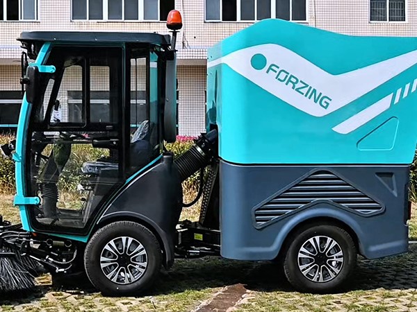 工廠內(nèi)的狹窄過道、廠區(qū)內(nèi)的綠道，純電動掃路機都能輕松清掃